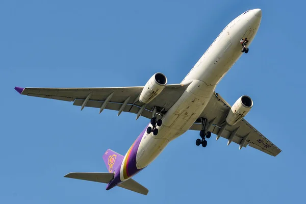 Un avión volando en el cielo — Foto de Stock