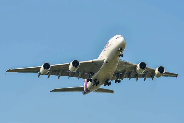 Un avión volando en el cielo — Foto de Stock