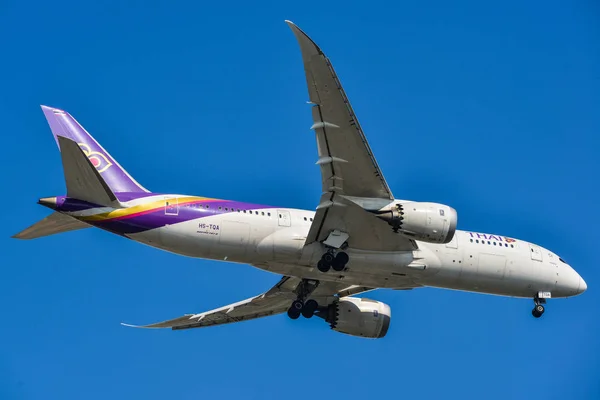 Un avión volando en el cielo — Foto de Stock