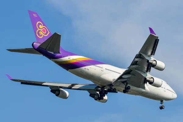 Un avión volando en el cielo — Foto de Stock