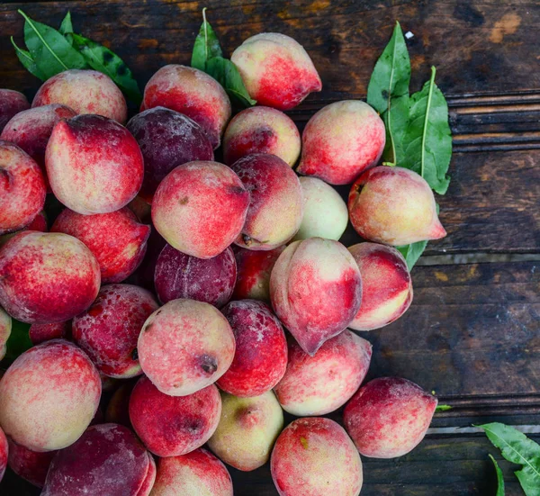 木製のテーブルの上に赤桃の果物 — ストック写真