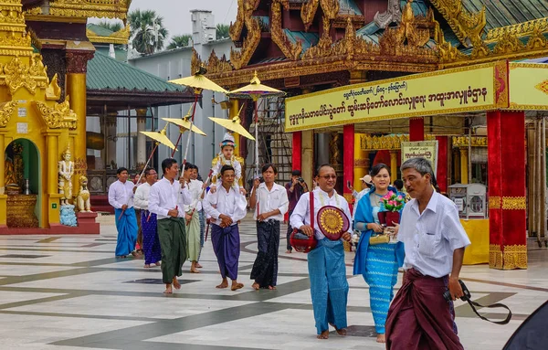 Le preghiere visitano la Pagoda dello Shwedagon — Foto Stock