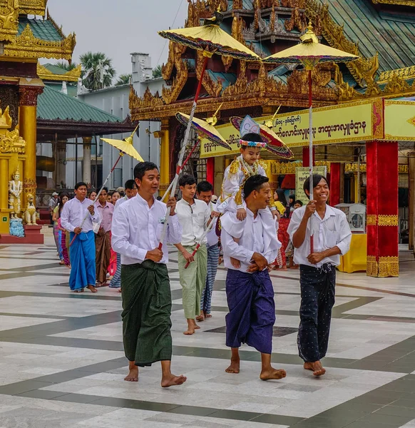 Le preghiere visitano la Pagoda dello Shwedagon — Foto Stock