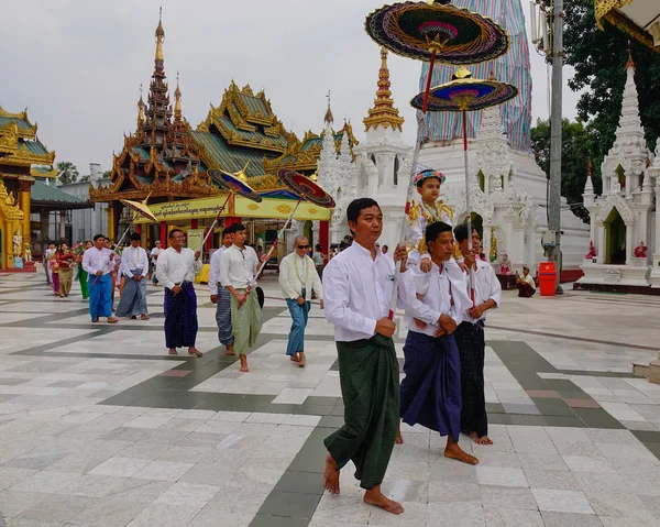 Modlitby při návštěvě Šwedagon Pagoda — Stock fotografie