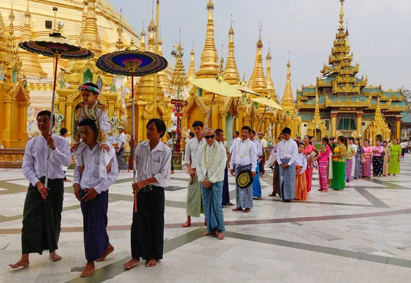 Le preghiere visitano la Pagoda dello Shwedagon — Foto Stock