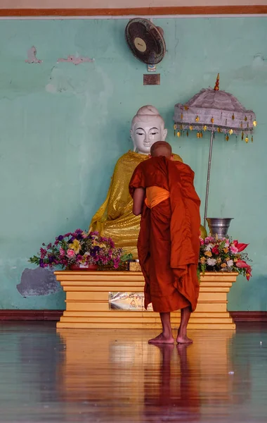 Estatua de Buda en la pagoda Shwedagon — Foto de Stock