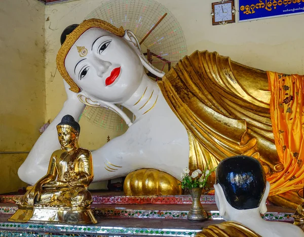 Socha Buddhy v Shwedagon Pagoda — Stock fotografie