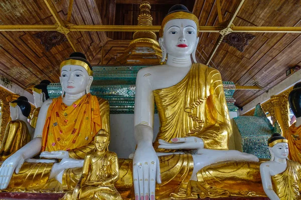 รูปปั้นพระพุทธรูปใน Shwedagon Pagoda — ภาพถ่ายสต็อก