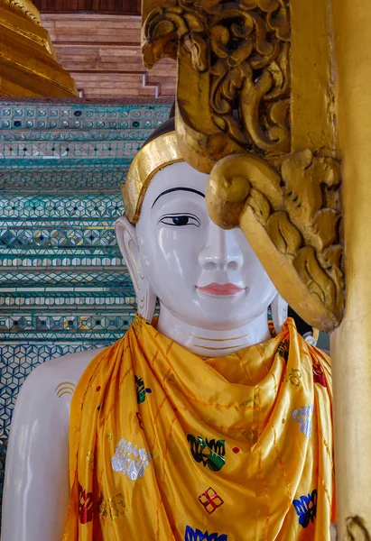 Buddha statue in Shwedagon Pagoda — Stock Photo, Image