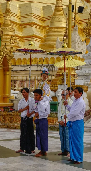 Las oraciones visitan la pagoda Shwedagon —  Fotos de Stock