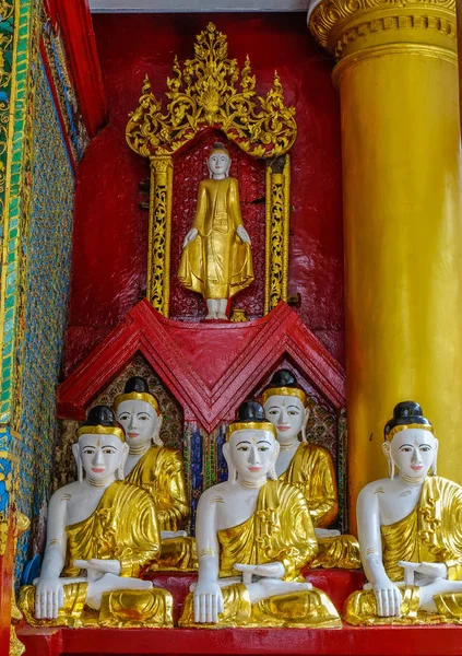 รูปปั้นพระพุทธรูปใน Shwedagon Pagoda — ภาพถ่ายสต็อก