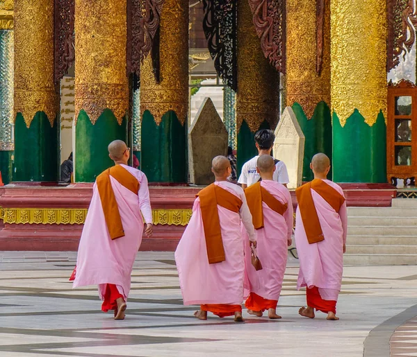 Las oraciones visitan la pagoda Shwedagon — Foto de Stock