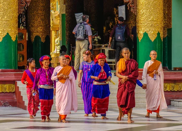 Modlitwa wizyta w Pagodzie Szwedagon — Zdjęcie stockowe