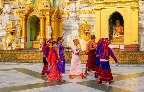 Las oraciones visitan la pagoda Shwedagon — Foto de Stock