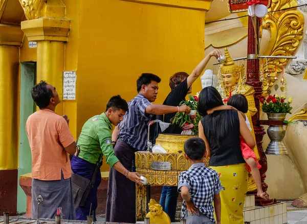 Bønner besøker Shwedagon-pagoden – stockfoto