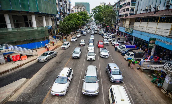 Bilar som körs på gatan vid rusningstid — Stockfoto