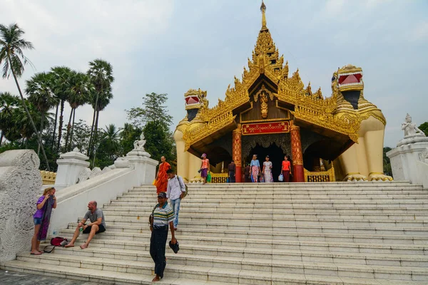 Le preghiere visitano la Pagoda dello Shwedagon — Foto Stock