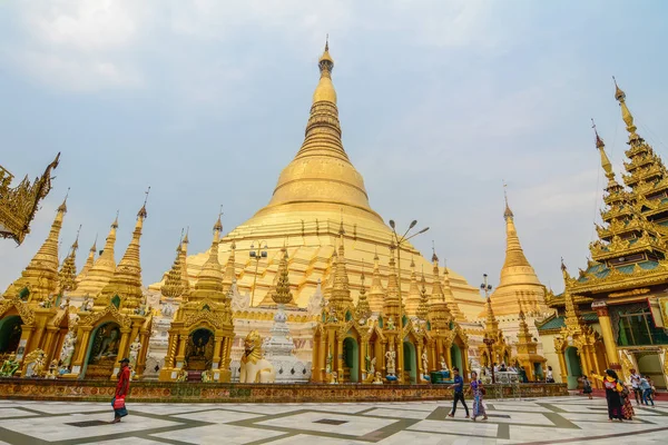 Shwedagon pagoda in Rangoon / Yangon — Foto Stock