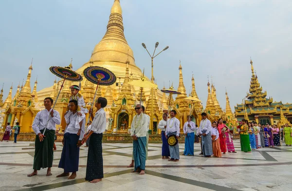 Le preghiere visitano la Pagoda dello Shwedagon — Foto Stock