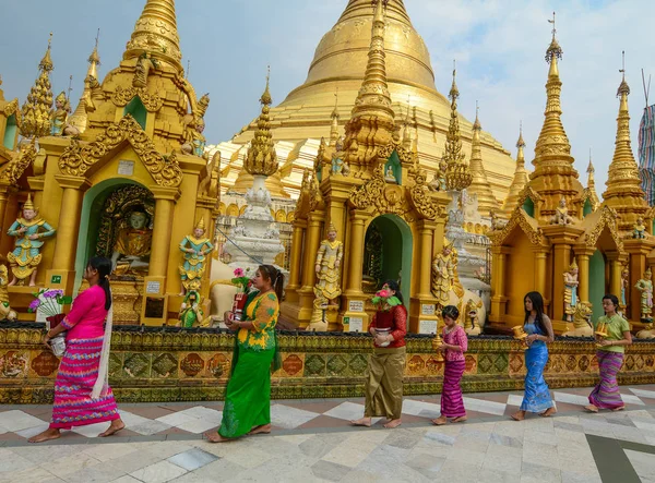 Rukoukset vierailevat Shwedagon Pagoda — kuvapankkivalokuva