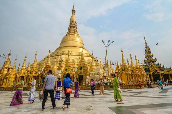 Le preghiere visitano la Pagoda dello Shwedagon — Foto Stock