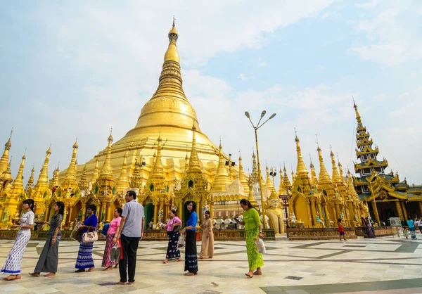 Prayers visit the Shwedagon Pagoda — Stock Photo, Image