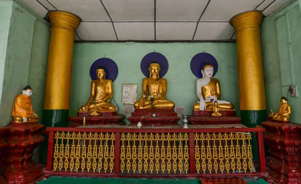 Buddha statue in Shwedagon Pagoda — Stock Photo, Image