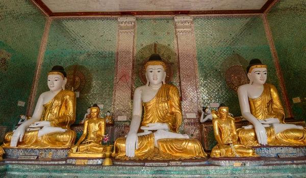 Posąg Buddy w Shwedagon Pagoda — Zdjęcie stockowe