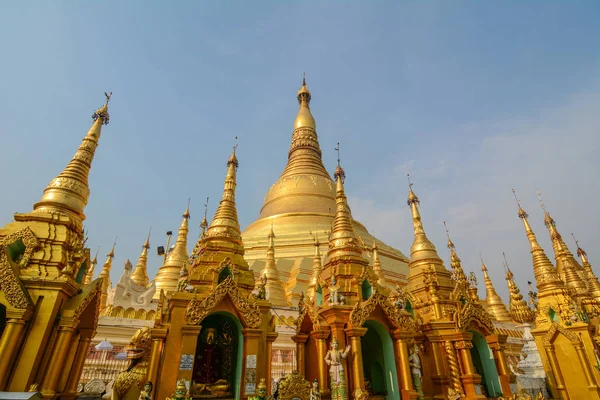 Shwedagon pagoda in Yangon, Myanmar — Stok fotoğraf