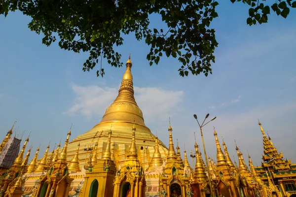 Shwedagon pagoda in Rangoon / Yangon — Foto Stock