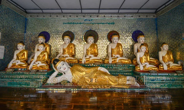 Statue de Bouddha dans la pagode Shwedagon — Photo