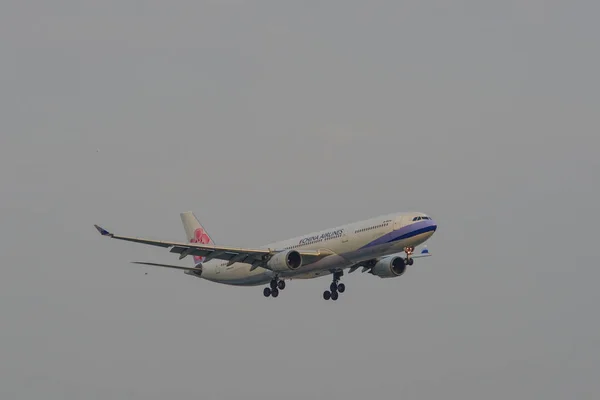 Passenger airplane landing at the airport — Stock Photo, Image