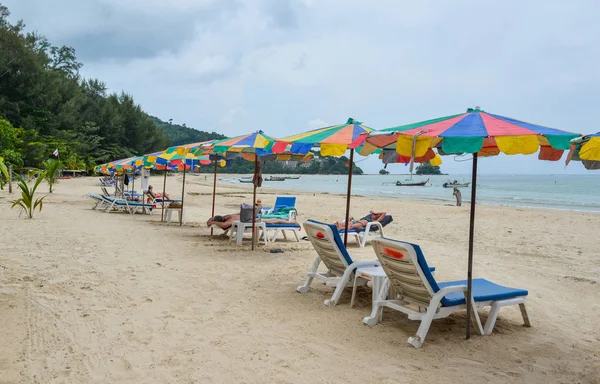 Praia de areia em Phuket, Tailândia — Fotografia de Stock