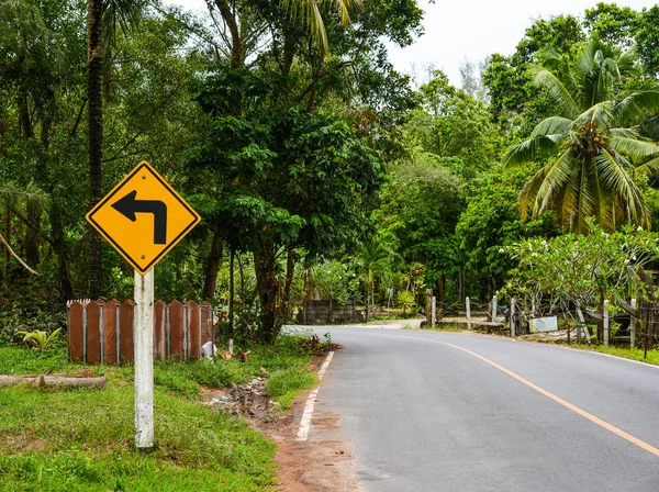 Carretera rural en Phuket, Tailandia — Foto de Stock