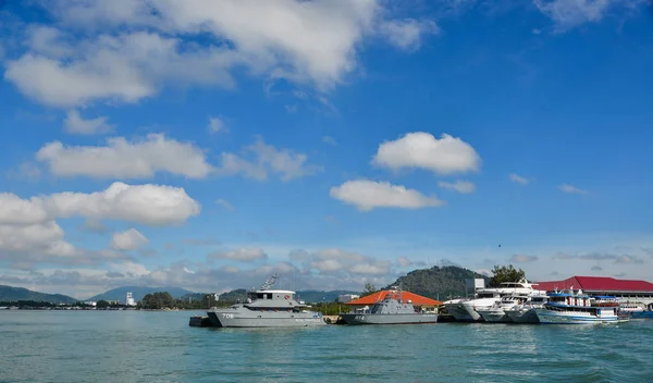 Ships docking at the pier — Stock Photo, Image