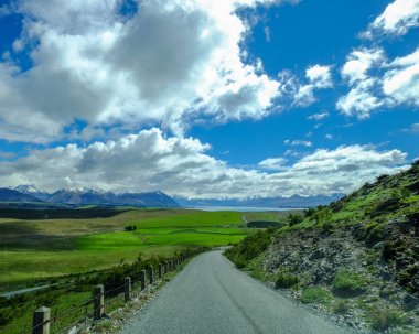 Dağ arka planlı otoyol 