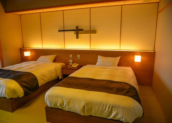 Kamar tidur kayu dari sebuah hotel mewah — Stok Foto