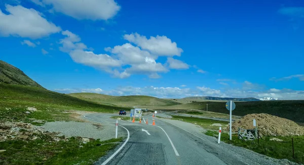 Autostrada z tłem górskim — Zdjęcie stockowe