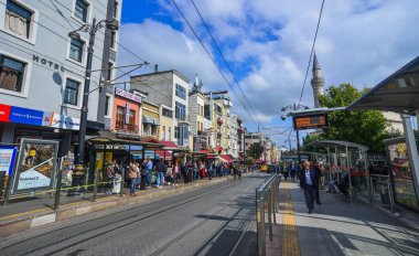 İstiklal Caddesi'nde insanlar yürüyor
