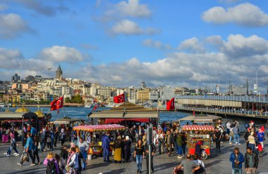 Eminönü İskelesi'ni ziyaret eden turistler