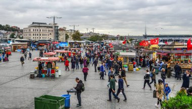 Eminönü İskelesi'ni ziyaret eden turistler