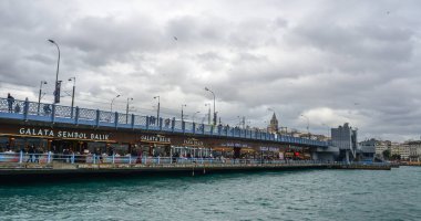 Galata Köprüsü'nde geleneksel balık lokantaları ile