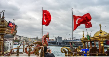 Türk yatları bayrakla iskelede