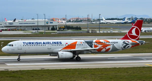Vliegtuig taxiën op de start-en landingsbaan van de luchthaven — Stockfoto