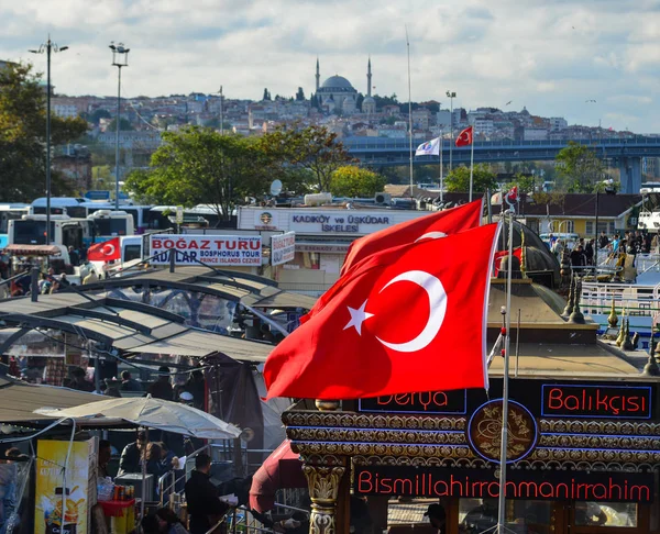 국기와 부두에서 터키 어 요트 — 스톡 사진