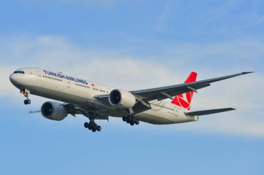 Changi Havaalanı'na uçak iniş (Sin)