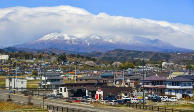 Güneşli bir günde kar dağ ile Cityscape 