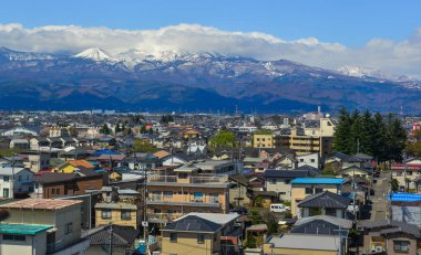Güneşli bir günde kar dağ ile Cityscape 