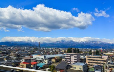 Güneşli bir günde kar dağ ile Cityscape 