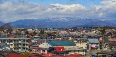 Güneşli bir günde kar dağ ile Cityscape 